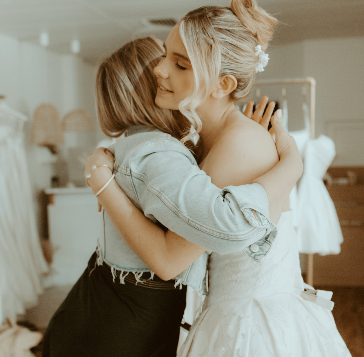 AS SEEN IN EASY WEDDINGS